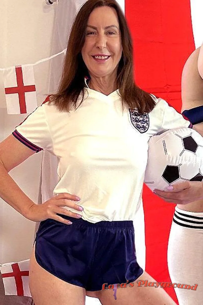 LarasPlayground – Go! England Go! (Big Tits)