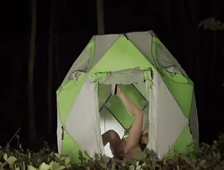Jessica se fait enculer sous sa tente au camping
