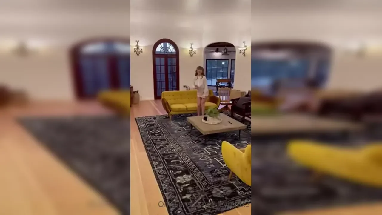 Школьницы-лесбиянки играют пальцами и страпонами