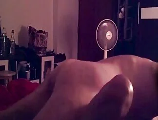 زوجان صورا جنسهما في غرفة النوم