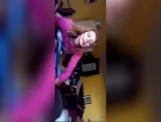 Chica zorra se ahoga con la polla y la chupa