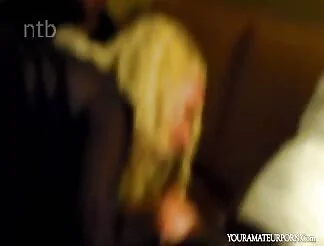 Une blonde salope se fait prendre en sandwich par des mecs noirs