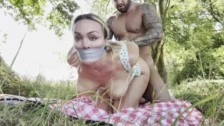 Jenna Hoskins – Kinky roleplay bondage extérieur: Attachée & prise profondément dans les bois