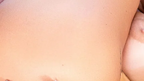 BrazzersExxtra – Alanna'nın Minik Bikinisini Çıkarıyor (Koca Göt)