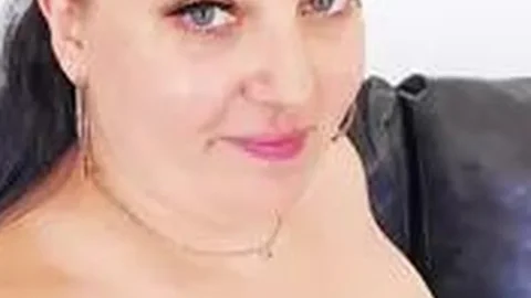 JacquieEtMichelTV – Julia Has A Specific Remedy To Treat Her Patient