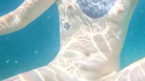 NebraskaCoeds – Underwater Naked Swimming In The Sea While On Vacation With Brille