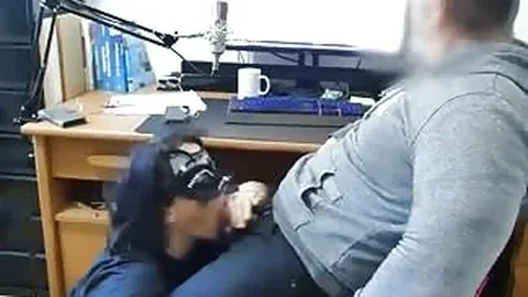 Meine Sekretärin bläst unter dem Schreibtisch beim Homeoffice