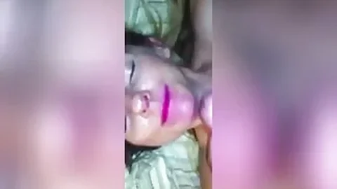 Aide maman à tester son rouge à lèvres