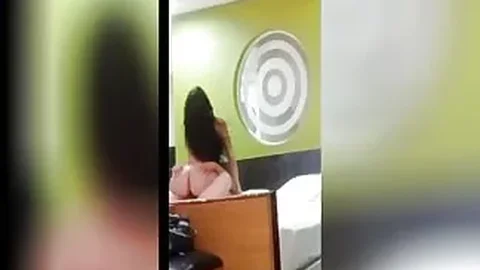 Dempsey McAllen'ın büyük göğüslü kadını takip ediyorum
