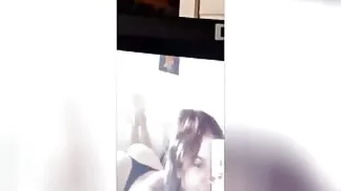 Ma meuf qui se la joue et se caresse la chatte devant moi