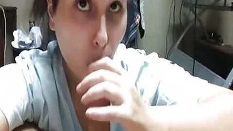 Ella hace que su polla eyacule todo el semen