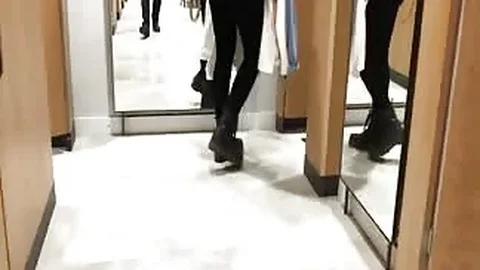 Su novia se chupa al novio en medio del centro comercial
