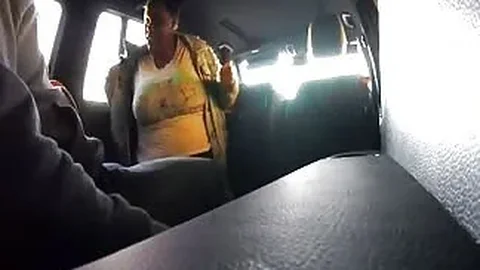 Göğsü dolu ebony kız beyaz siseyi emiyor