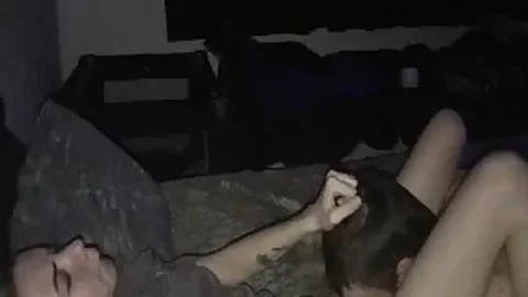 Gli fa sparare dentro di sé