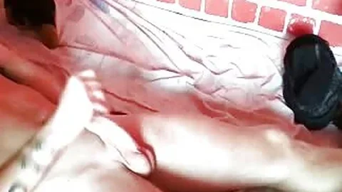 Das Süße sabbert auf einem dicken Schwanz, bevor sie die Ladung schluckt