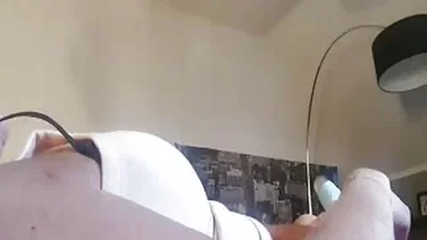 Masturbieren mit Vibrator auf dem Sofa nach der Arbeit