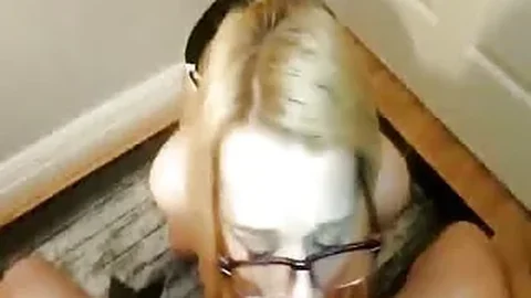 Gözlüklü petite blond, büyük penis yuttu