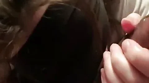 Bandlı şişman kız, bir penis emiyor