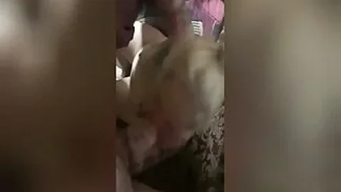 Mürekkepli saçlı blonde iki penis emdikten sonra spermle kaplandı