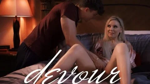 Cherie Deville وKenzie Taylor تلتهمان كس بعضهما البعض المشعر