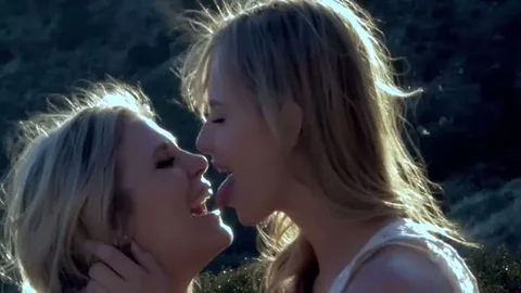 Passionele Verleidingen – Jillian Janson en Scarlet Red – lesbienne – blonde – close-ups – vingert – grinden – masturbatie – schaarbeweging – NubileF*lms – Summer Breeze