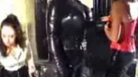 2 Latex Minnaressen Trein hun Slaaf Meisje met Dildo's