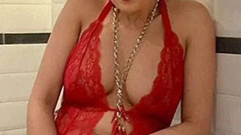 MariskaX – Mariska Maakt zichzelf Sperma In de Badkamer