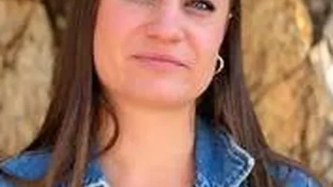 JacquieEtMichelTV – Oceane, 27 Years Old, Flight Attendant From Aubagne!