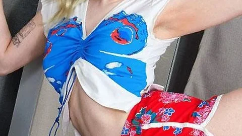 ClubSweethearts – Flexible Rebecca Nikson dehnt sich vor dem Spiegel