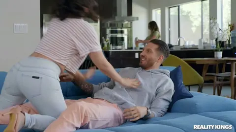 Gabbie Carter, Lasirena69, e Skye Blue Comem um Bisbilhoteiro na Academia
